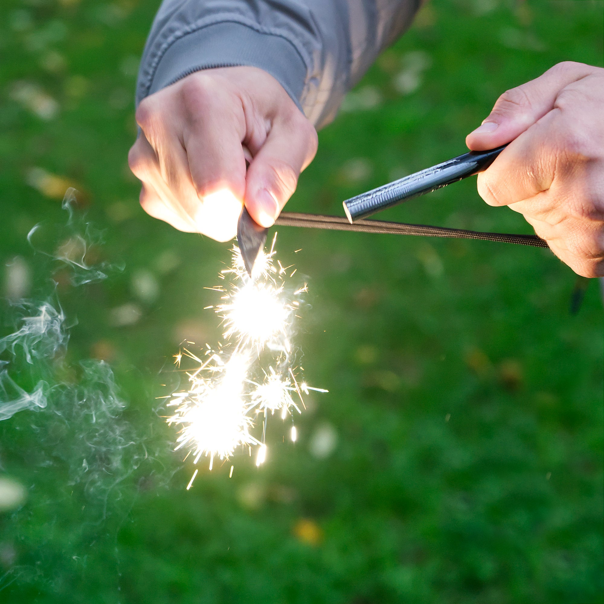 Allume-feu, kit de survie, comprenant un grattoir