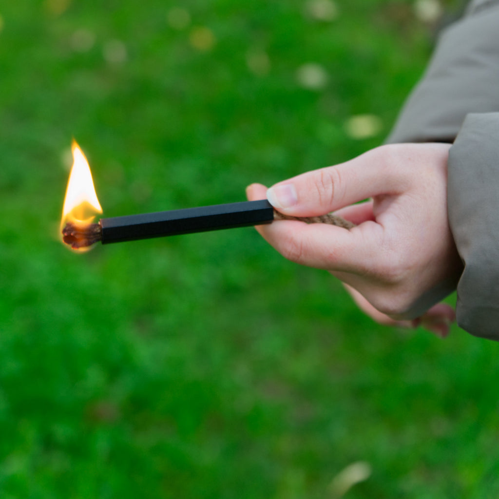 Kit de survie 6 pièces : cocotte en fonte, pierre à feu, allume-feu et réchaud à fusée