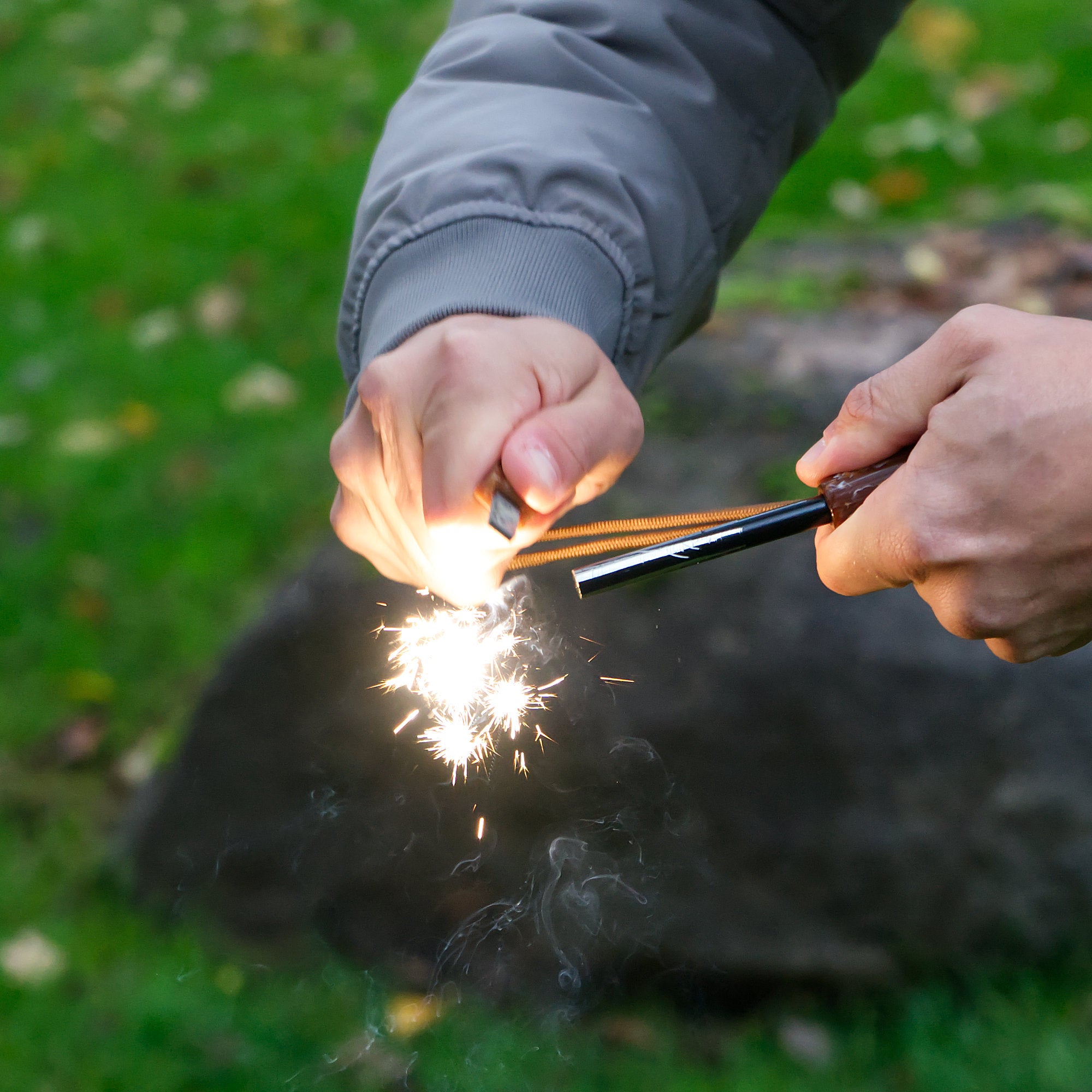 Kit de survie pour allume-feu, comprenant allume-feu, corde en paracorde, sarbacane et amadou.