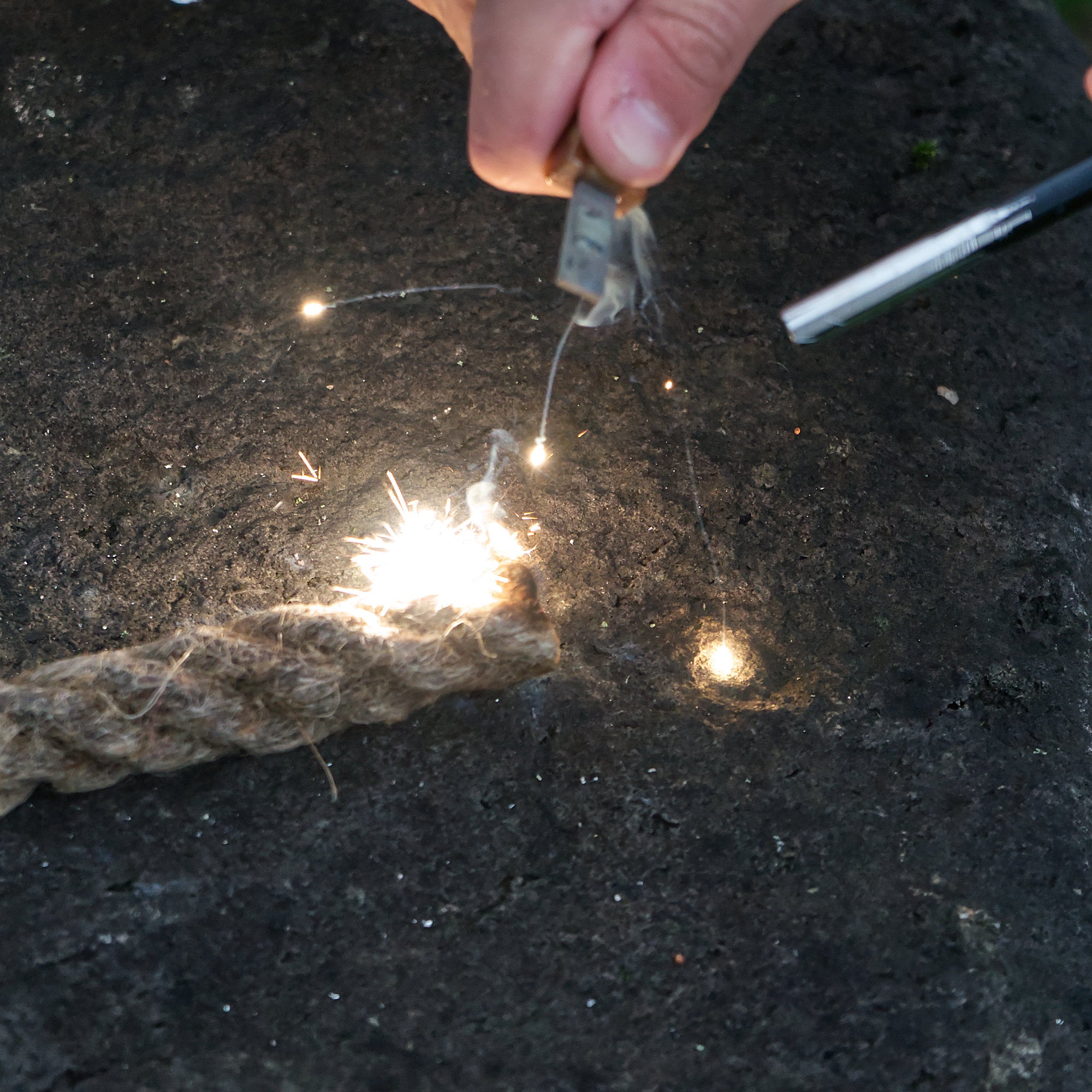 Kit de survie pour allume-feu, comprenant allume-feu, corde en paracorde, sarbacane et amadou.